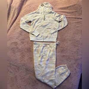 Size medium camouflage sweatsuit , sweatpants and hoodie set from Kohls
